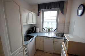 Køleskab, mikrobølgeovn, opvaskemaskine, kaffe-/temaskine