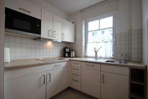 Køleskab, mikrobølgeovn, opvaskemaskine, kaffe-/temaskine