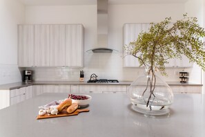 Fridge, microwave, oven, stovetop - Julep by AvantStay | Stylish 9 BR Estate w/ Mid-Century Modern Decor (Paradise Valley)