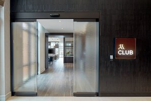 Club Room, 1 King Bed | Lounge - UNC Charlotte Marriott Hotel & Conference Center (Charlotte)