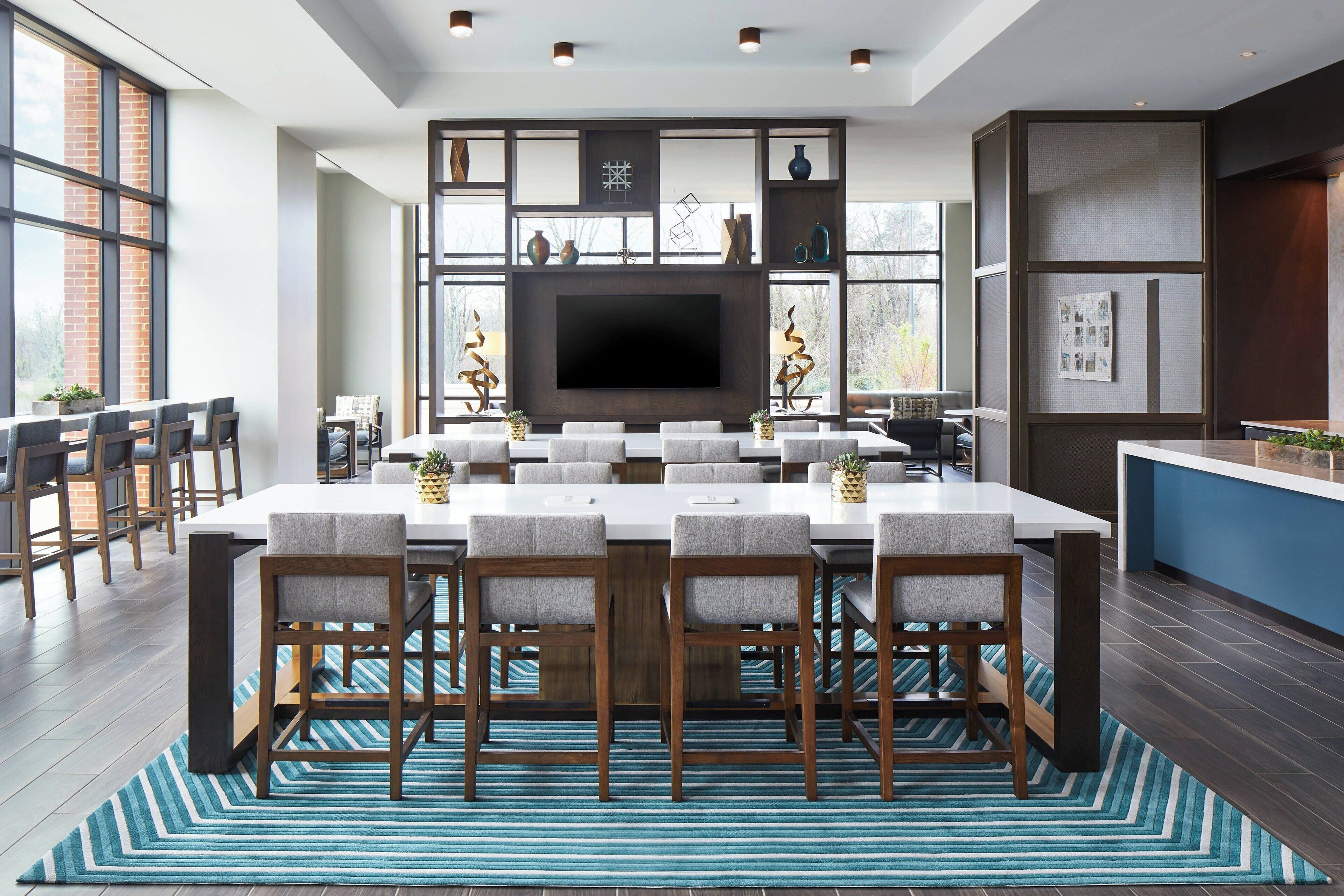 club room, 1 king bed | lounge