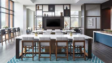 Club Room, 1 King Bed | Lounge