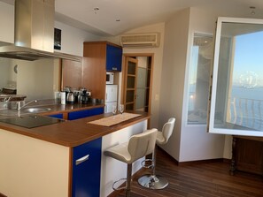 Een koelkast, een microgolfoven, een oven, een kookplaat