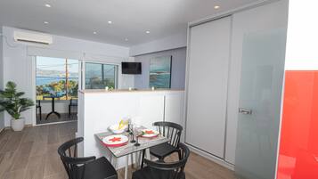 Deluxe Room | Dining room