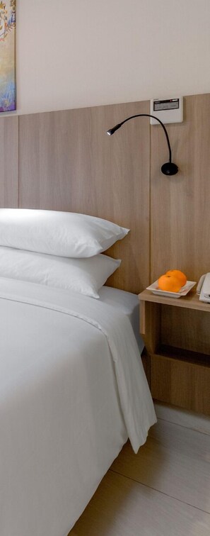 Deluxe Room, 1 Queen Bed | Desk, free WiFi