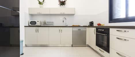 City Villa, 3 Bedrooms | Private kitchen | Full-size fridge, microwave, oven, stovetop