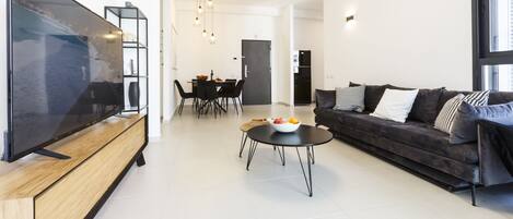 Villa urbana, 3 habitaciones | Área de sala de estar | Televisión de pantalla plana, Netflix y servicios de streaming