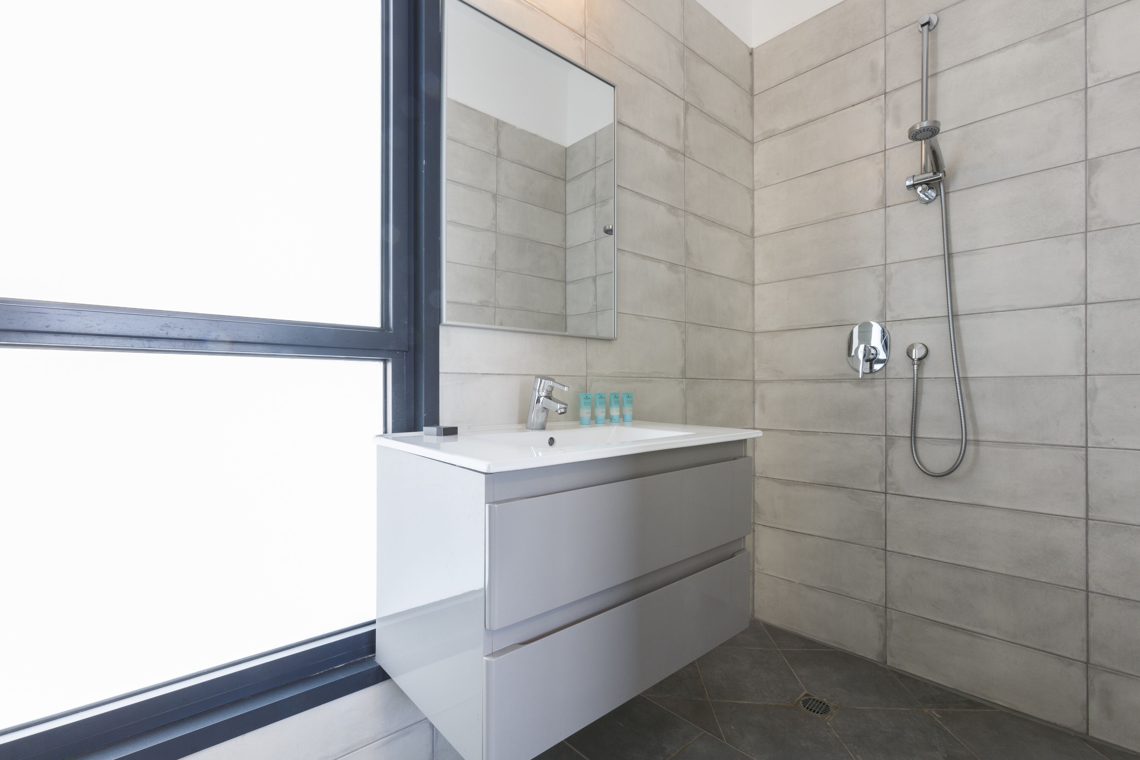 City Villa, 3 Bedrooms | Bilik Mandi | Kelengkapan dandanan diri berjenama, pengering rambut, tuala disediakan 