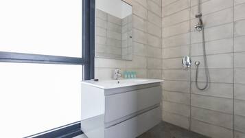 City Villa, 3 Bedrooms | Bilik Mandi | Kelengkapan dandanan diri berjenama, pengering rambut, tuala disediakan