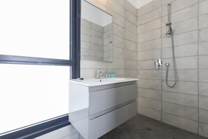 City Villa, 3 Bedrooms | Bathroom | Designer toiletries, hair dryer, towels, soap - AirTLV - Luxury Apartment With Sea View (Bat Yam)