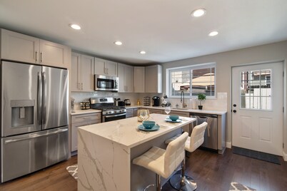 Huge MODERN LUXE Home | Minutes to Center City!