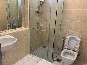 Ducha y bañera combinadas, secador de pelo, toallas y jabón