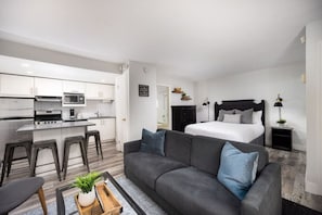 TV, fireplace - Studio Condo @ North Creek|Pool/Hot Tub/Crave TV (The Blue Mountains)