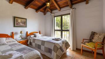 4 bedrooms, iron/ironing board, free WiFi, bed sheets