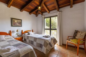4 slaapkamers, een strijkplank/strijkijzer, gratis wifi, beddengoed