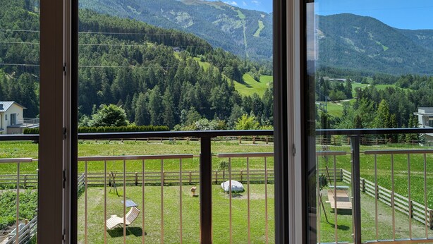 A balcony with a view of a mountainous landscape. - Kronsun Glück Apartment 100 m² at Kronplatz Valley Station with 3 Separate Bedrooms (Percha)