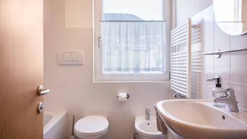 Vasca, asciugacapelli, asciugamani