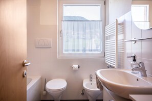Bathtub, hair dryer, towels - Kronsun Glück Apartment 100 m² at Kronplatz Valley Station with 3 Separate Bedrooms (Percha)