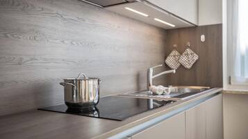 Réfrigérateur, plaque de cuisson, lave-vaisselle, cafetiÚre/bouilloire