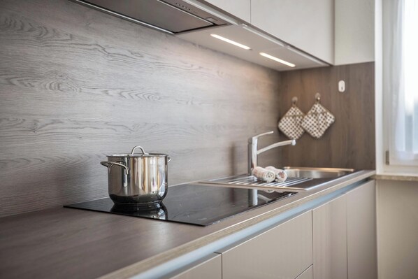 Réfrigérateur, plaque de cuisson, lave-vaisselle, cafetière/bouilloire