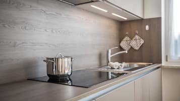 Refrigerador, parrilla de estufa, lavavajillas y cafetera y tetera