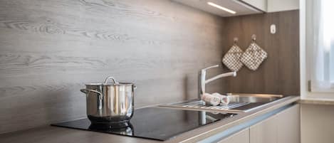 Fridge, stovetop, dishwasher, coffee/tea maker