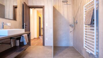 Vasca, asciugacapelli, asciugamani