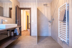 Tina, secadora de cabello, toallas 