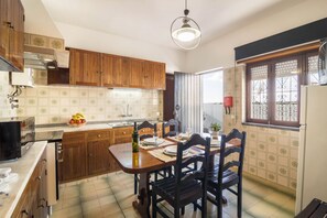 Fridge, microwave, oven, stovetop - Holiday Apartment 'Casa Guerreiro' with Wi-Fi & Balcony; Street Parking Available (Branqueira)