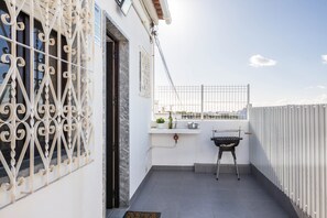 Terrace/patio - Holiday Apartment 'Casa Guerreiro' with Wi-Fi & Balcony; Street Parking Available (Branqueira)