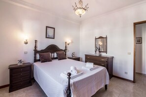 3 bedrooms, free WiFi, bed sheets - Holiday Apartment 'Casa Guerreiro' with Wi-Fi & Balcony; Street Parking Available (Branqueira)