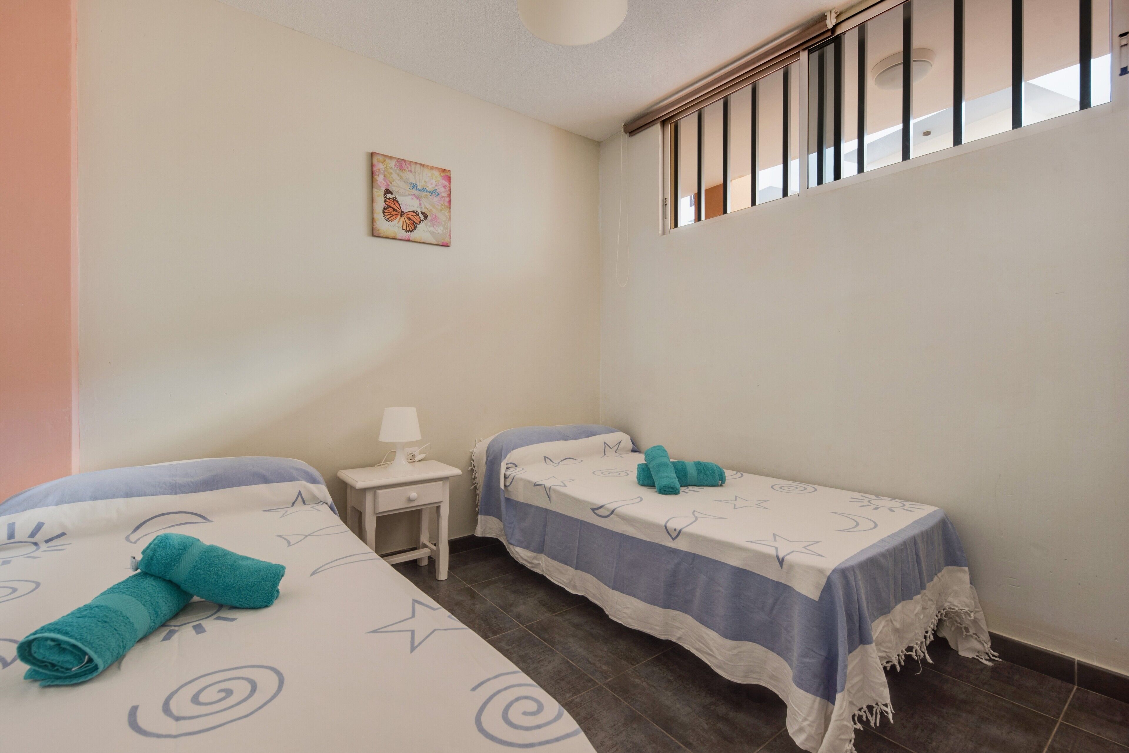 3 slaapkamers, een strijkplank/strijkijzer, gratis wifi, beddengoed