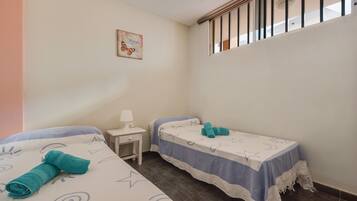 3 slaapkamers, een strijkplank/strijkijzer, gratis wifi, beddengoed