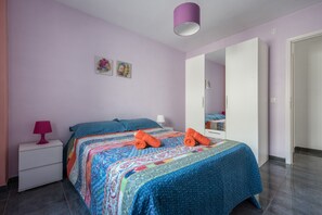 3 slaapkamers, een strijkplank/strijkijzer, gratis wifi, beddengoed