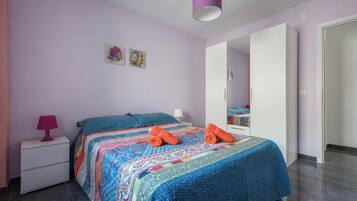 3 slaapkamers, een strijkplank/strijkijzer, gratis wifi, beddengoed