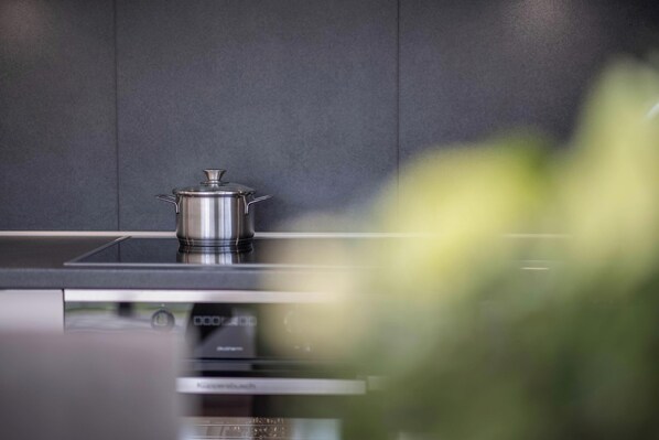 冷蔵庫、電子レンジ、オーブン、コンロ