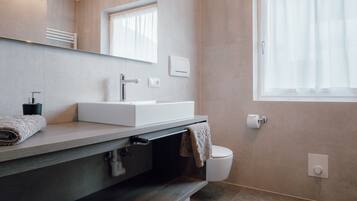 Vasca, asciugacapelli, asciugamani