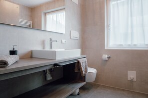 Badewanne, Haartrockner, Handtücher