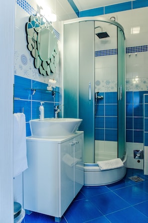 Studio (Studio Apartment) | Badezimmer | Dusche, Handtücher