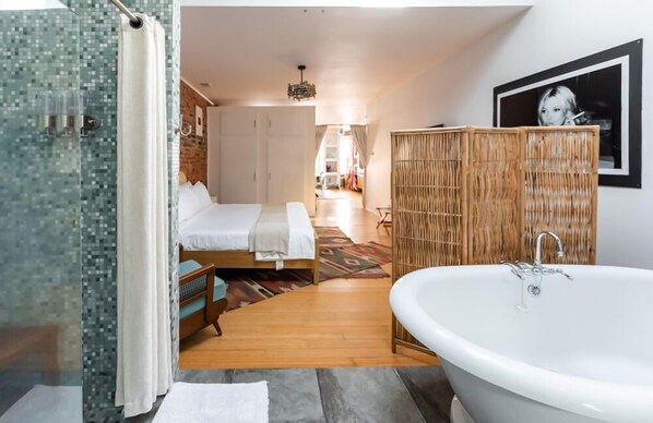 2 bedrooms, blackout drapes, iron/ironing board, free WiFi