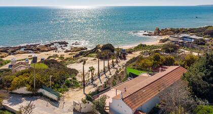 Villa Mimao bénéficie d'un emplacement idéal presque directement sur la plage de Manuel Lourenço.