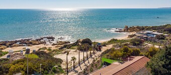 Villa Mimao boasts the perfect location almost directly on the wonderful beach of Manuel Lourenço