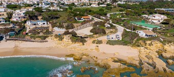 Villa Mimao boasts the perfect location almost directly on the wonderful beach of Manuel Lourenço