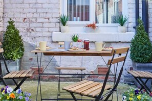 Outdoor dining - Host & Stay | Diamond One (Saltburn-by-the-Sea)