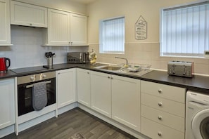 Coffee/tea maker, fridge, microwave, oven - Host & Stay | Diamond One (Saltburn-by-the-Sea)
