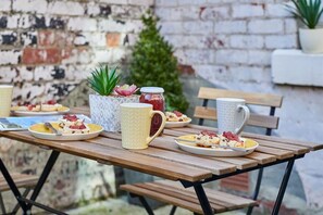 Outdoor dining - Host & Stay | Diamond One (Saltburn-by-the-Sea)