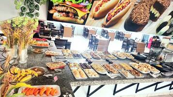 Café da manhã com buffet grátis todos os dias