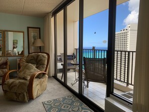 TV, DVD player, books, video library - Waikiki Banyan 3410 Stunning Ocean, Surfer & Sunset View's (Honolulu)