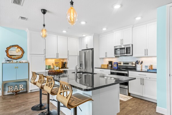 Frigorifero, microonde, forno, piano cottura