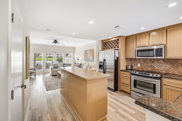 Refrigerador, microondas, horno y parrilla de estufa